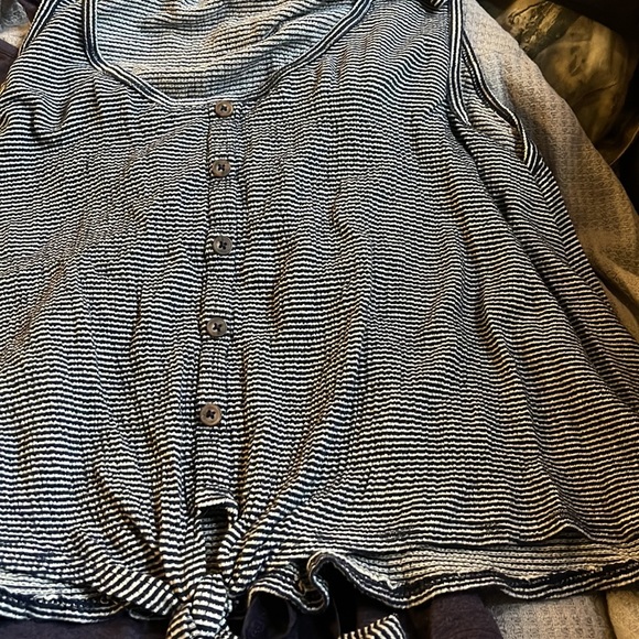 Womens size medium shirts - Picture 9 of 9